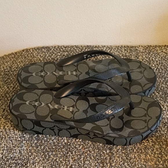 Stylish Black and Gray Flip Flops - Picture 4 of 7